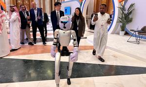 Un robot humanoide con inteligencia artificial recorre los pasillos de la Cumbre Industrial Mundial de la ONUDI 2025 en Riad, Arabia Saudita.