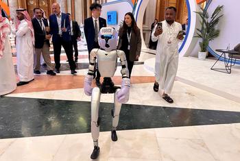 Un robot humanoide con inteligencia artificial recorre los pasillos de la Cumbre Industrial Mundial de la ONUDI 2025 en Riad, Arabia Saudita.