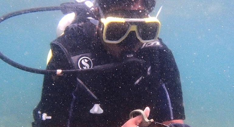 समुद्र की तलहटी से फेंके गए जाल हटाने का अभियान.