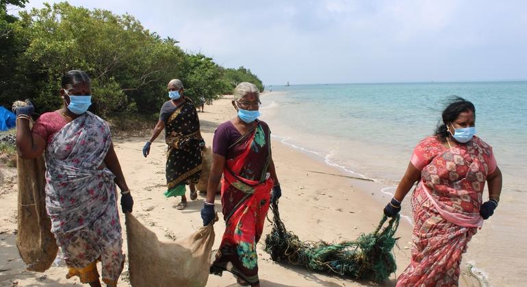 फेंके हुए जाल हटाने और समुद्र तट की सफ़ाई के ज़रिए महिलाएँ समुद्री प्रदूषण के ख़िलाफ़ अग्रिम पंक्ति में नेतृत्व कर रही हैं.
