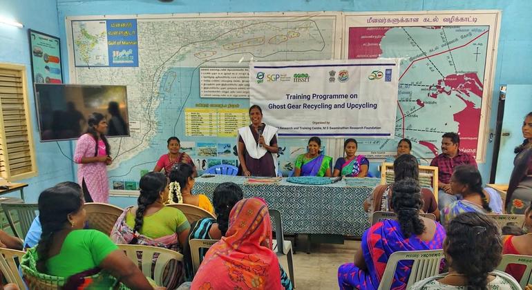 समुद्री कचरे को टिकाऊ आजीविका उत्पादों में बदलने के लिए क्षमता-विकास कार्यशालाएँ आयोजित की गईं.