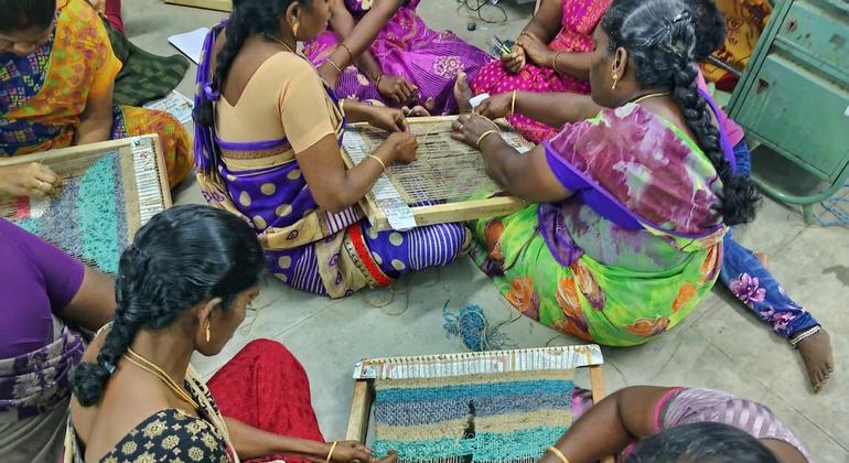 क्षमता-विकास कार्यशालाओं में फेंके गए जालों से सुन्दर उत्पाद बनाती महिलाएँ.