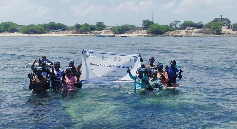 समुद्र की तलहटी से फेंके गए जाल हटाने का अभियान.