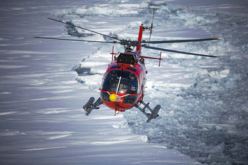 气温创纪录，冰川在融化。飞跃北极的这架直升机观察到地球正在以前所未有的速度发生着变化。