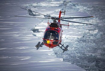 气温创纪录，冰川在融化。飞跃北极的这架直升机观察到地球正在以前所未有的速度发生着变化。