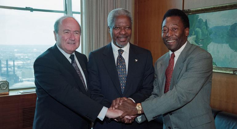 O astro do futebol brasileiro Pelé (à direita) com o ex-secretário-geral da ONU Kofi Annan e Joseph Blatter (à esquerda), presidente da Federação Internacional de Futebol (FIFA). (Junho de 1999)