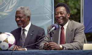 A estrela do futebol brasileiro Pelé (à direita) com o ex-Secretário-Geral da ONU Kofi Annan em uma coletiva de imprensa anunciando sua decisão de ingressar em um relacionamento cooperativo com a FIFA para promover os objetivos das Nações Unidas. (junho …