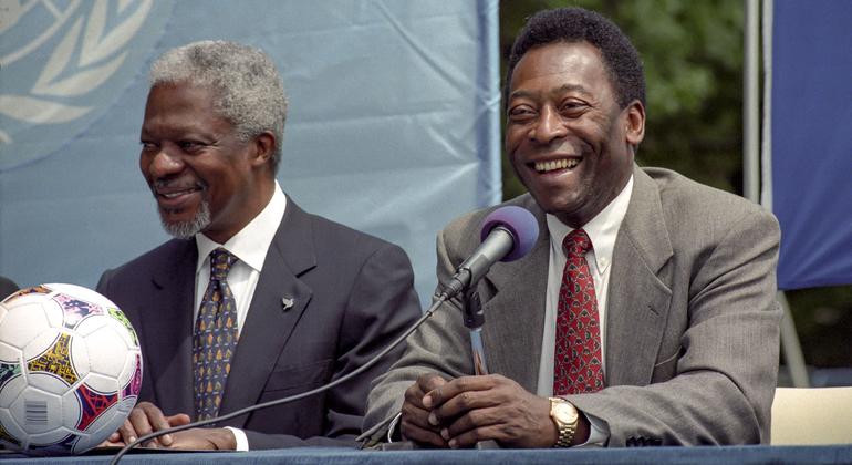 A estrela do futebol brasileiro Pelé (à direita) com o ex-Secretário-Geral da ONU Kofi Annan em uma coletiva de imprensa anunciando sua decisão de ingressar em um relacionamento cooperativo com a FIFA para promover os objetivos das Nações Unidas. (junho …