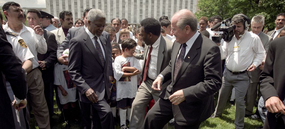 [Da esquerda para a direita] ao redor de uma bola de futebol estão o ex-secretário-geral da ONU Kofi Annan, o astro do futebol brasileiro Pelé e o presidente da FIFA, Joseph Blatter, em uma coletiva de imprensa anunciando sua decisão de ingressar em um r…