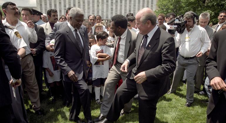 Ex-secretário-geral da ONU Kofi Annan junto a Pelé e ao então presidente da Fifa, Joseph Blatter, anunciam uma iniciativa para promover as Nações Unidas