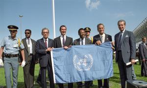 O astro do futebol Pelé (3º à direita) e outras autoridades brasileiras são presenteados com a bandeira das Nações Unidas pelo ex-secretário-geral da ONU Boutros Boutros-Ghali (3º à esquerda) na cerimônia de abertura da Conferência sobre Meio Ambiente e …