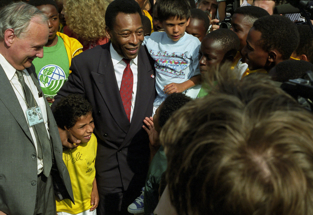 L'ambassadeur de bonne volonté de la Conférence des Nations Unies sur l'environnement et le développement (CNUED) Pelé est accueilli par des enfants alors qu'il se rend à la salle plénière de Rio de Janeiro, au Brésil. (juin 1992)