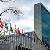 纽约联合国总部秘书处大楼外飘扬的各国国旗。