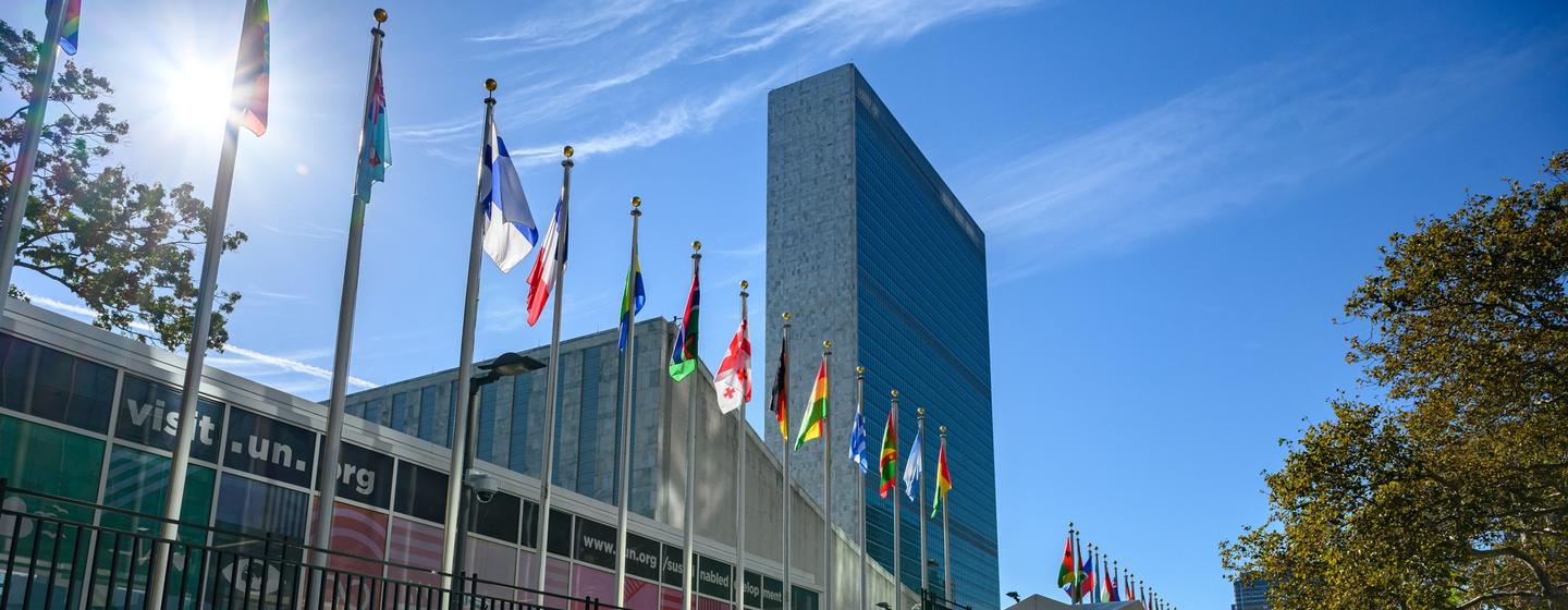 Une vue de l'exposition photographique interactive « La paix commence par elle » devant le siège des Nations Unies à New York, présentant de grands portraits de femmes gardiennes de la paix et de bâtisseuses de la paix.