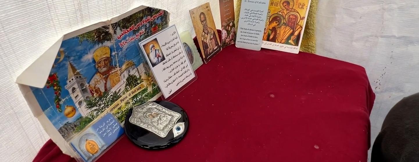 Amal Aboud prépare quelques articles pour le réveillon de Noël.