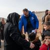 Un trabajador de ACNUR recibe a las familias sirias que regresan a su país en el cruce de Bab al-Hawa, en la frontera con Turquía.