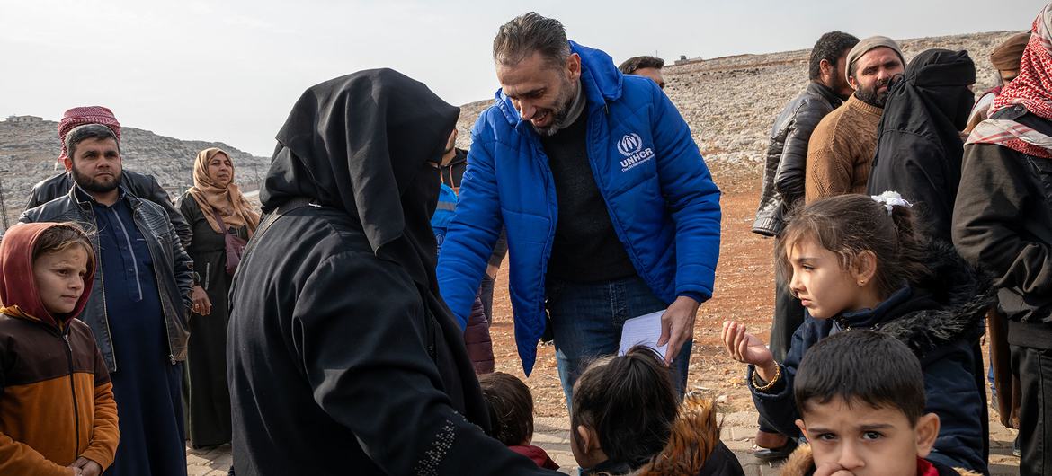 Des équipes du HCR rencontrent des familles revenant de Türkiye au point de passage de Bab al-Hawa.