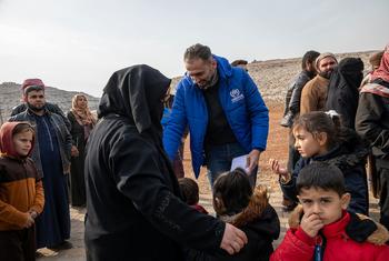 Des équipes du HCR rencontrent des familles revenant de Türkiye au point de passage de Bab al-Hawa.