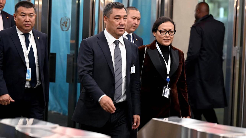 Аида Касымалиева сопровождает президента Кыргызстана Садыра Жапарова в штаб-квартире ООН.