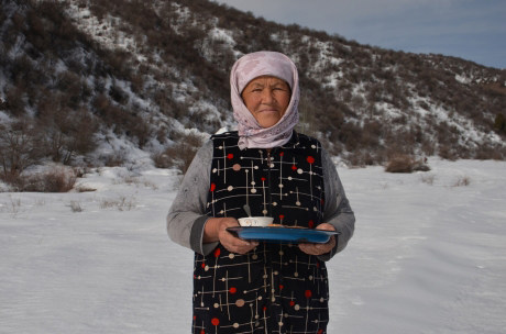 Как принято в Киргизии, Манзура Оролбаева встречает гостей домашним хлебом и топленым маслом в пиале.