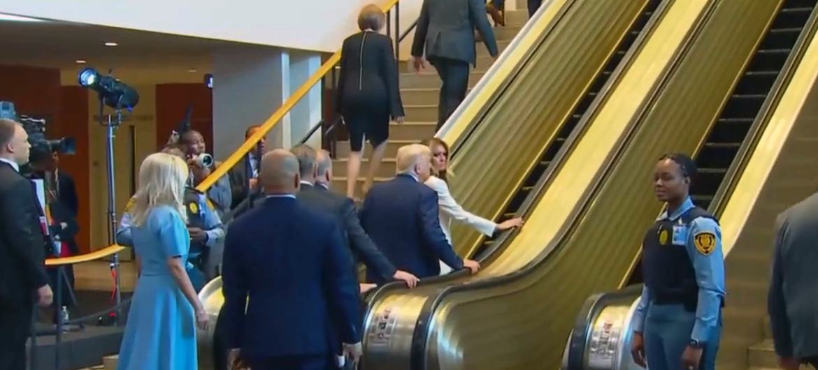 Эскалатор остановился в штаб-квартире ООН в 9:50 утра. 