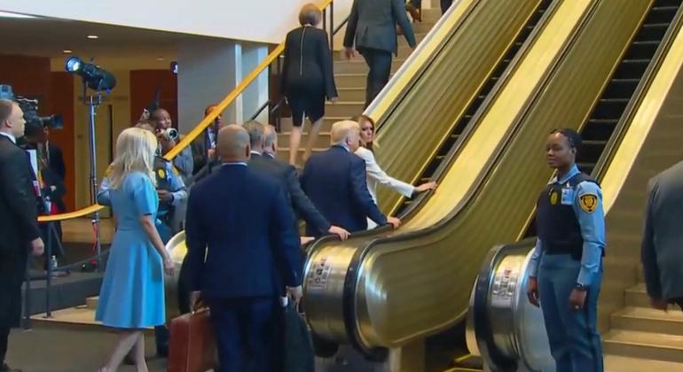 El incidente de las escaleras mecánicas en la sede de la ONU. El incidente de las escaleras mecánicas en la sede de la ONU.