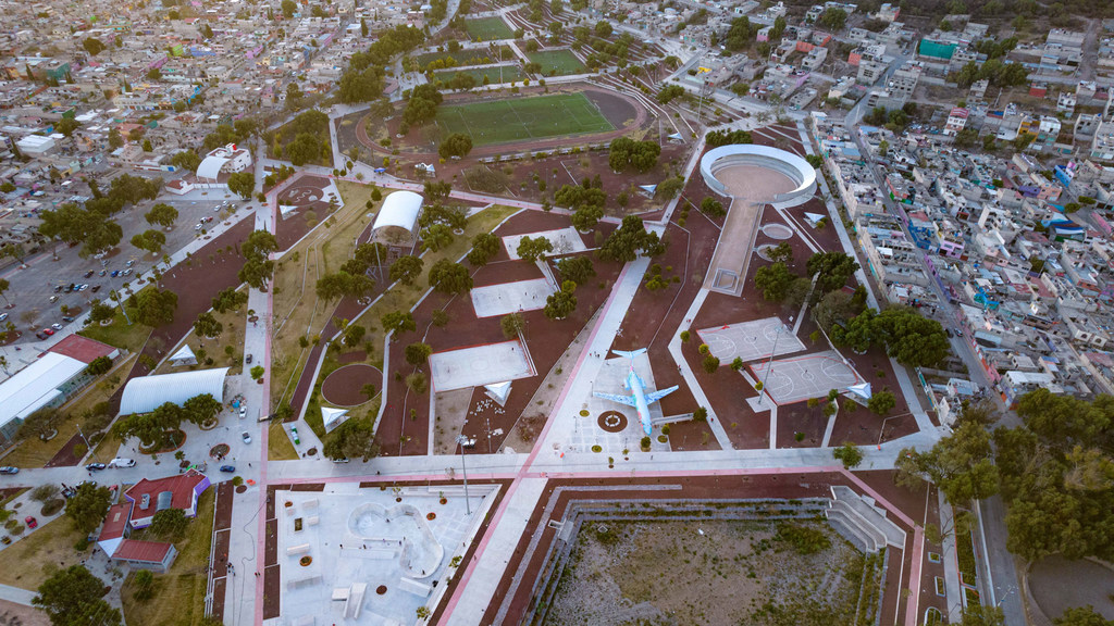Vista aérea del Parque Bicentenario en Ecatepec, México, que muestra sus instalaciones deportivas, pista de patinaje y áreas recreativas.