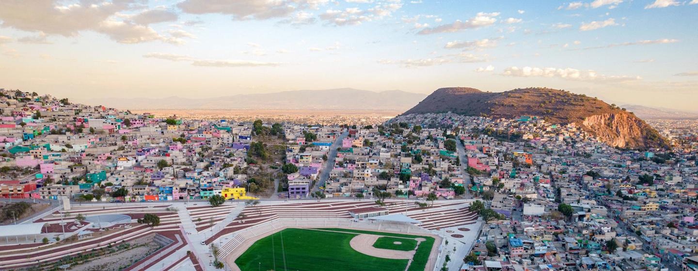 El Parque Bicentenario de Ecatepec es una gran muestra de las cosas que se están haciendo en México. Se trata de un proyecto de 12 hectáreas en el municipio más densamente poblado del país, que presenta carencias en distintos indicadores, como seguridad.
