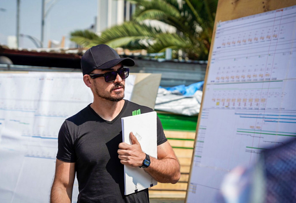 Román Meyer, Secretario de Desarrollo Agrario, Territorial y Urbano del Gobierno de México, en una obra de construcción con planos.