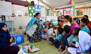 یونیسف کی افسر برائے تحفظ اطفال سدرت علی پاکستان کے صوبہ سندھ میں ضلع عمر کوٹ کے گاؤں ممتاز شاہ میں یونیسف کے زیراہتمام بچوں کے لئے قائم کردہ ایک تحفظ مرکز میں بچوں کے ساتھ بات چیت کر رہی ہیں۔