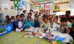 پاکستان کے صوبہ سندھ میں ضلع عمر کوٹ کے گاؤں ممتاز شاہ میں یونیسف کے زیراہتمام بچوں کے لئے قائم کردہ ایک محفوظ جگہ میں بچے تفریحی سامان ملنے پر خوشی کا اظہار کر رہے ہیں جس سے انہیں کھیل کود کی سرگرمیوں کے ذریعے سیکھنے میں مدد ملتی ہے۔