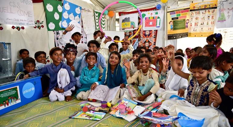 پاکستان کے صوبہ سندھ میں ضلع عمر کوٹ کے گاؤں ممتاز شاہ میں یونیسف کے زیراہتمام بچوں کے لئے قائم کردہ ایک محفوظ جگہ میں بچے تفریحی سامان ملنے پر خوشی کا اظہار کر رہے ہیں جس سے انہیں کھیل کود کی سرگرمیوں کے ذریعے سیکھنے میں مدد ملتی ہے۔