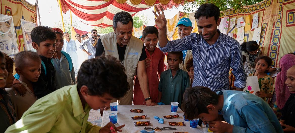 پاکستان میں یونیسف کے نمائندے عبداللہ فادل لاڑکانہ میں سیکھنے کے ایک عارضی مرکز میں بچوں کے ساتھ۔