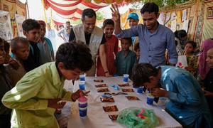 پاکستان میں یونیسف کے نمائندے عبداللہ فادل صوبہ سندھ کے شہر لاڑکانہ میں یونیسف کے زیراہتمام بچوں کے لئے قائم کردہ تحفظ مرکز میں بچوں کو کھیلتا دیکھ رہے ہیں۔