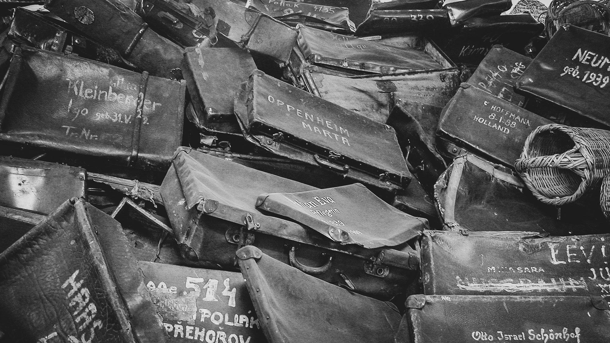 Valises et sacs confisqués aux prisonniers du camp de concentration d'Auschwitz, en Pologne.