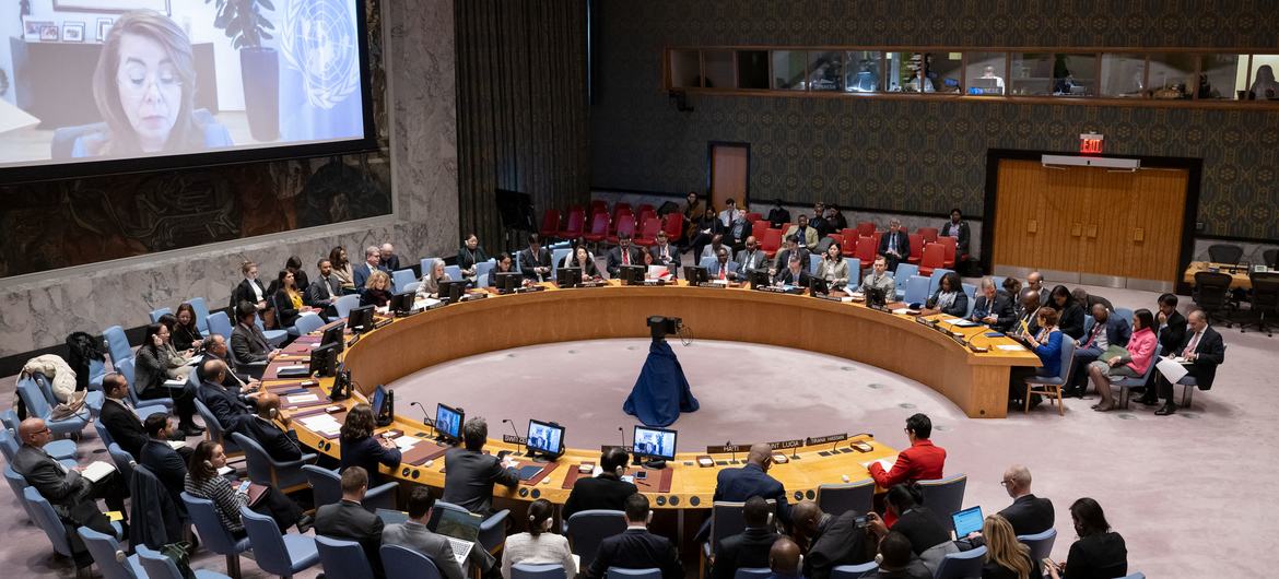Vista general de la reunión del Consejo de Seguridad sobre la cuestión de Haití. En pantalla, la directora ejecutiva de la Oficina de la ONU contra la Droga y el Delito, Ghada Waly.