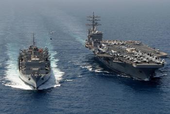 الأرشيف: حاملة الطائرات الأمريكية أيزنهاور تمر في منطقة مسؤوليتها لإجراء عمليات أمنية بحرية.