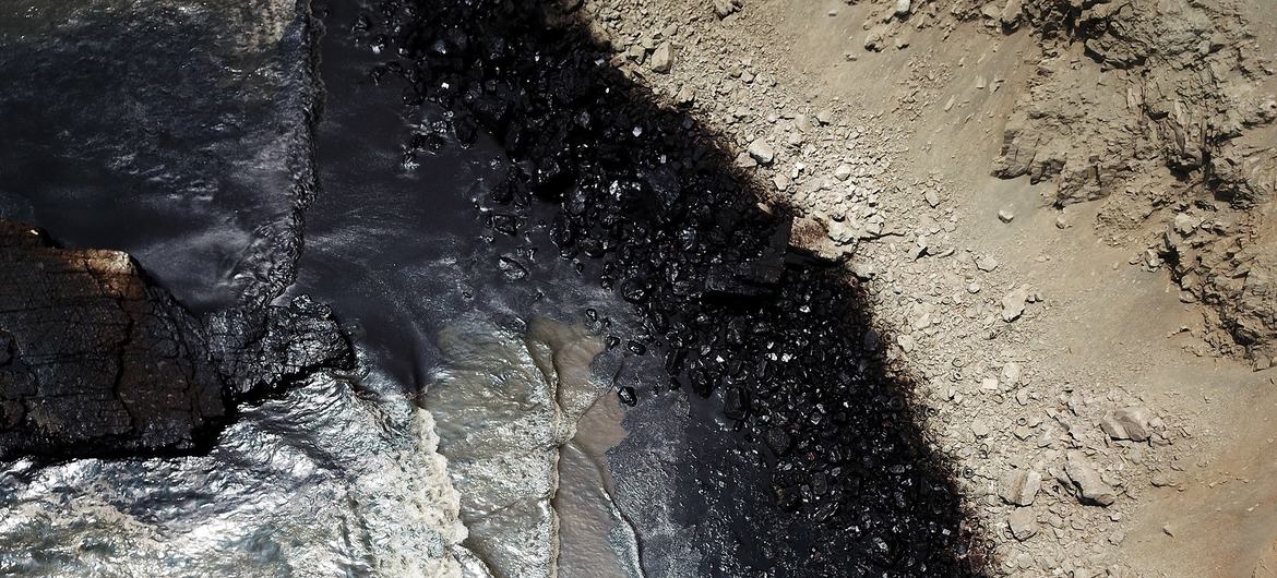 Detalle de costa peruana que se ha visto afectada por el por el gran vertido de petróleo. Se estima que se vertieron unos 6000 barriles de petróleo que afectan a más de 700 hectáreas de agua y 180 de costa.