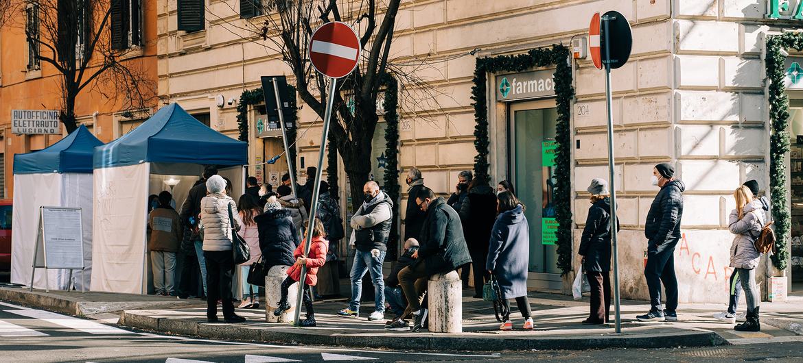 在意大利罗马，奥密克戎变异株在2022年1月造成感染人数激增之后，意大利人排队等待接受病毒检测。