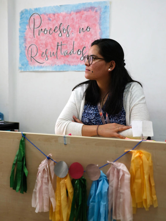 Sonia, terapeuta en la escuela de Luisa, destaca los diversos programas e iniciativas puestos en marcha en su escuela para establecer un entorno seguro y de apoyo para todos los alumnos.