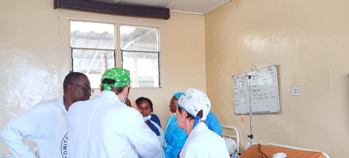 Equipe médica no Hospital de Goma presta assistência às vítimas dos confrontos dos últimos dias