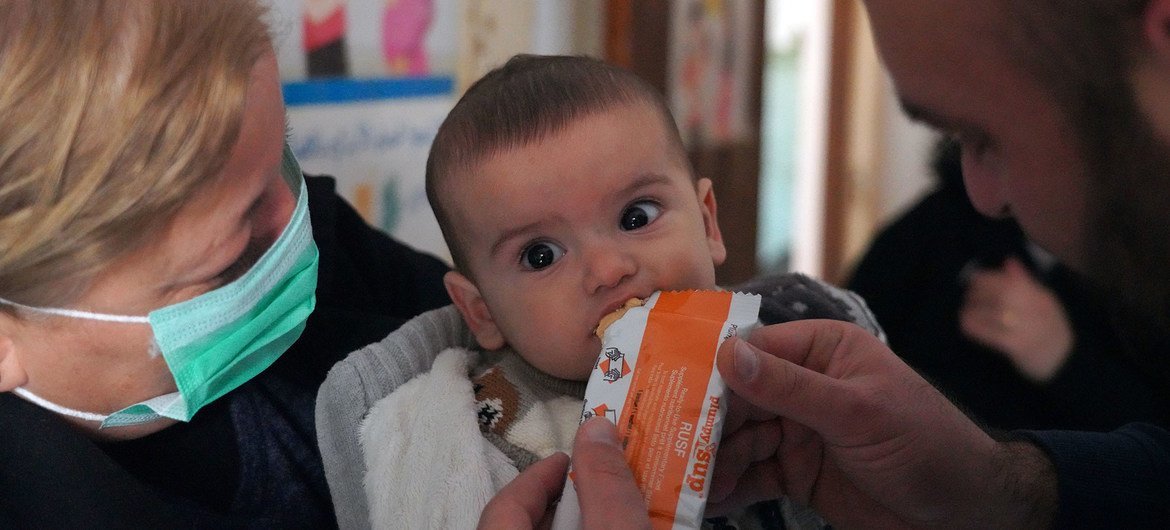 Un bebé de nueve meses come una pasta de cacahuete nutritiva en una clínica de la ciudad de Tartous, en Siria.