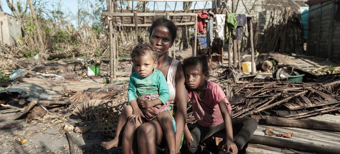 Eine Frau und ihre zwei kleinen Töchter sitzen neben den Überresten ihres Hauses, nachdem der Zyklon Batsirai Madagaskar getroffen hat.