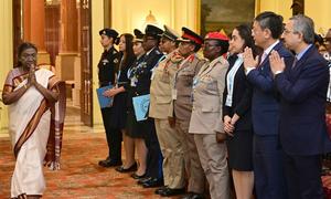 इस सम्मेलन में हिस्सा ले रही महिला प्रतिभागियों के एक समूह ने भारत की राष्ट्रपति द्रौपदी मुर्मु से राष्ट्रपति भवन में मुलाक़ात की.