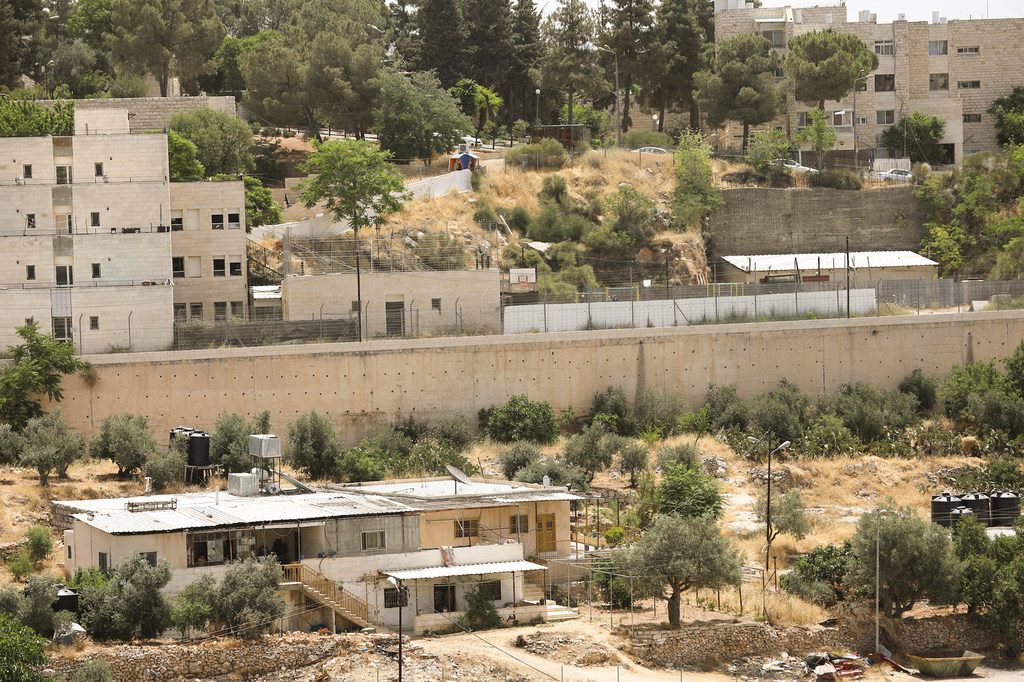 Familias palestinas viviendo muy cerca de los asentamientos en la zona H2 de Hebrón, en Cisjordania.
