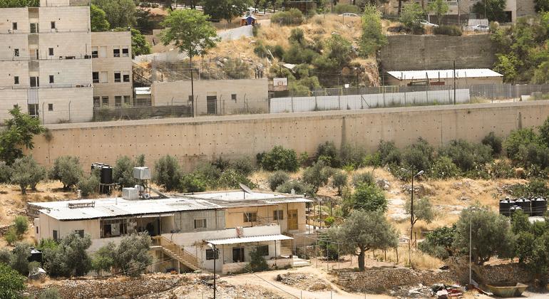 تعيش العائلات الفلسطينية على مقربة من المستوطنات في منطقة H2 في الخليل بالضفة الغربية.
