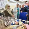 والدة طفل مريض في مستشفى كمال عدوان شمال غزة تتحدث مع جيمي ماكغولدريك، منسق الأمم المتحدة للشؤون الإنسانية في الأرض الفلسطينية المحتلة.