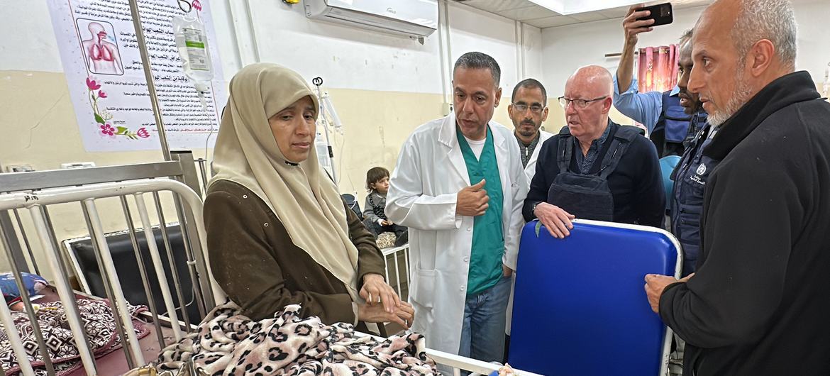 والدة طفل مريض في مستشفى كمال عدوان شمال غزة تتحدث مع جيمي ماكغولدريك، منسق الأمم المتحدة للشؤون الإنسانية في الأرض الفلسطينية المحتلة.