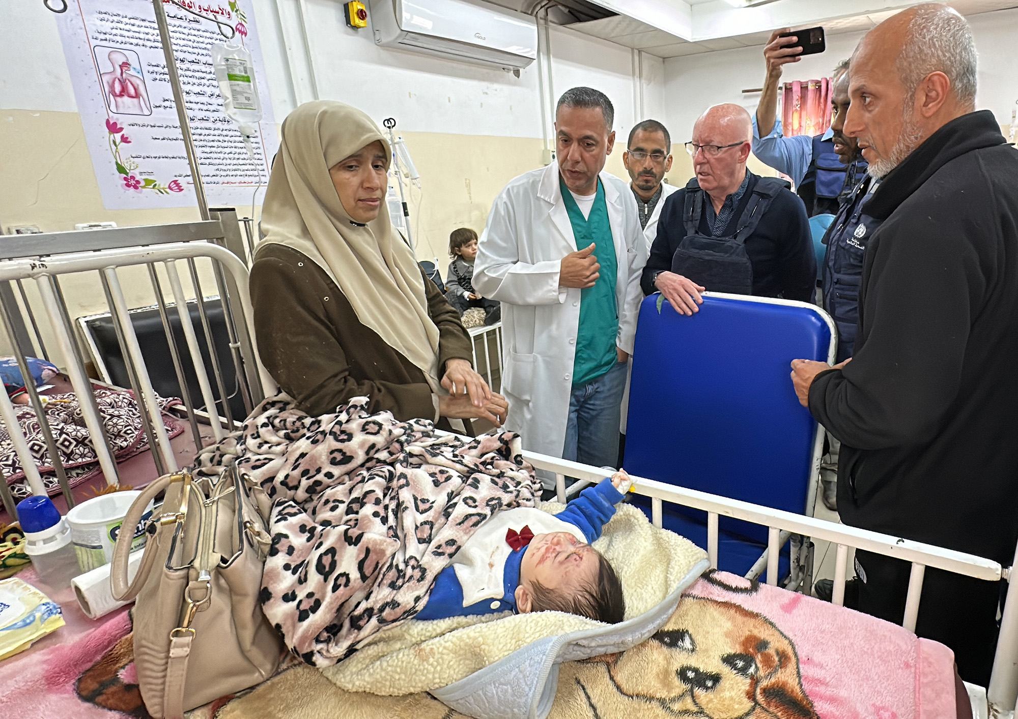 جيمي ماكغولدريك، منسق الأمم المتحدة للشؤون الإنسانية في غزة، يتحدث مع والدة طفل مريض في مستشفى كمال عدوان شمال القطاع.