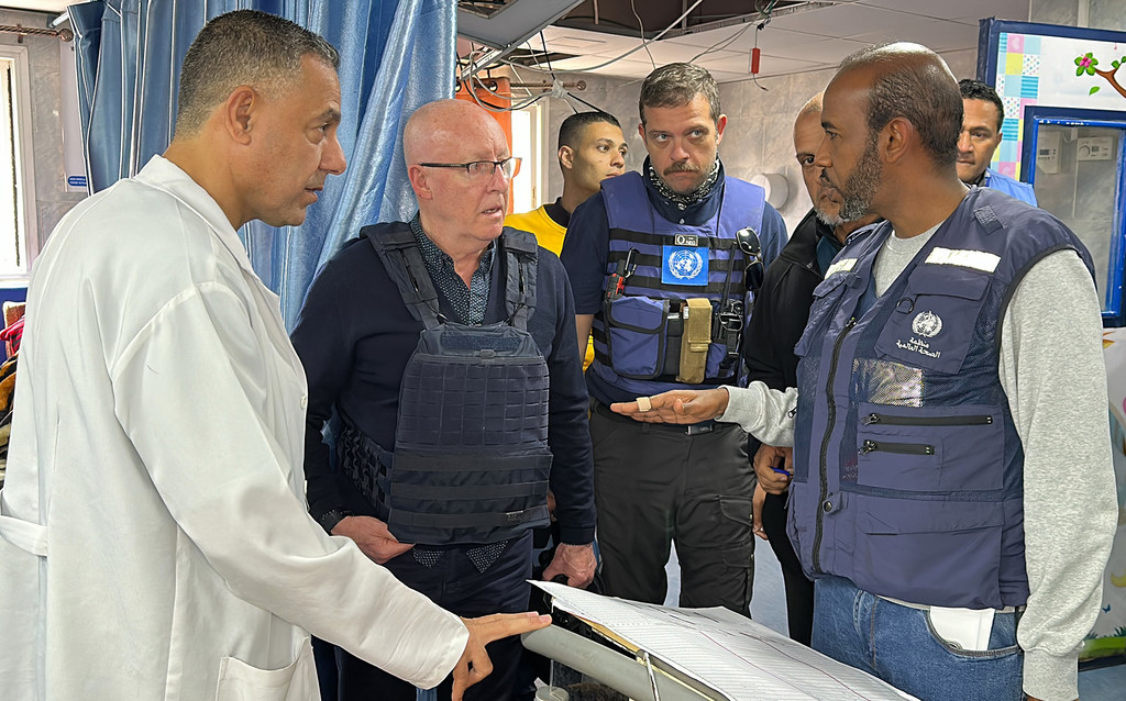 قام جيمي ماكغولدريك، المنسق الإنساني المؤقت، بزيارة مستشفى كمال عدوان في غزة برفقة موظفين من منظمة الصحة العالمية UNICEF ومكتب تنسيق الشؤون الإنسانية.